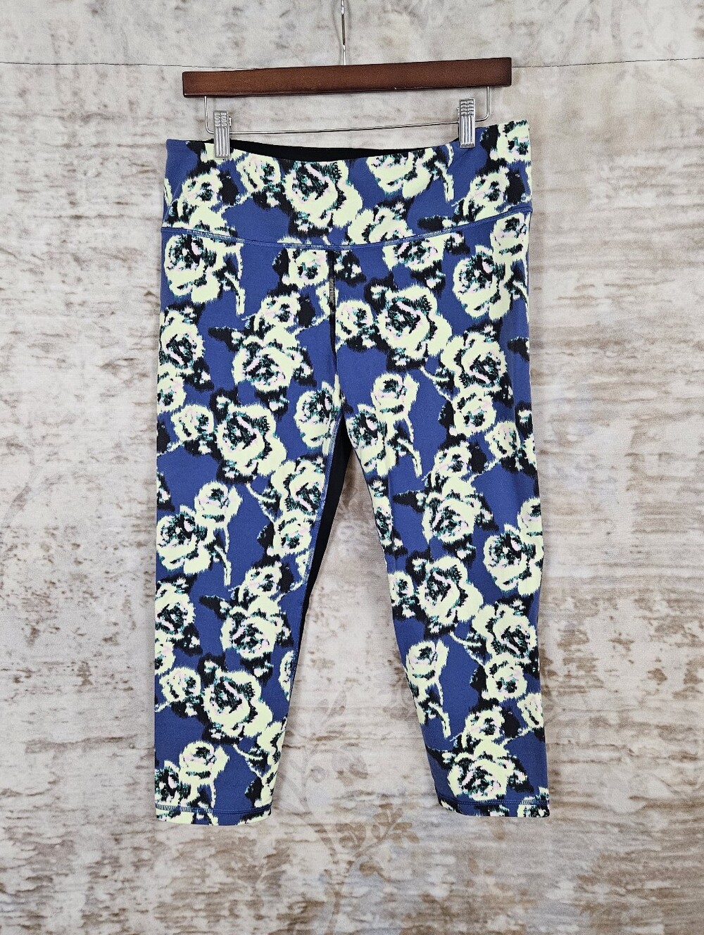 Victoria's Secret VSX Sport High-Rise Cropped Leggings Size Large Blue Floral